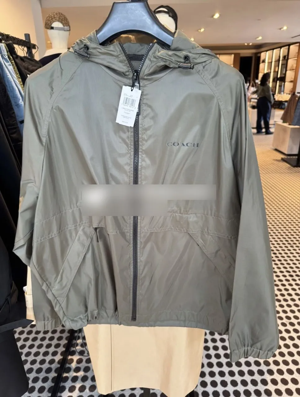 Model photo provided by COACH Solid color hooded Lightweight outdoor men's jacket. It is a super lightweight sun protection jacket. The whole dress only weighs 3 grams. The upper body is as thin as a cicada. The entire fabric is soft and has excellent skin fit. The upper body has a cooling feeling. Even in hot summer, it will not feel sticky and uncomfortable. The trading company ships the cabinets from the same fabric. There are only a few hundred pieces in this batch, so they are high quality. The fabric is a dark plaid fabric with a dark luster and texture. With a certain water-repellent design, it can well meet the needs of various scenes, whether commuting or outdoors. The zipper with Koujia letters is very smooth no matter how you pull it. The three-dimensional cut and split version makes the upper body very energetic, and the back is a separate version, which can better wick away sweat and ventilate. The Khaki color is casual Versatile, no matter how you wear it, you can't go wrong. The shopkeeper keeps the money for himself, no more misses. Absolutely good stuff! 🤗🤗🤗 Color: Khaki Size: M-XXL Size M: Length 69CM, bust 124CM, shoulder sleeves 79CM (reference weight: 115-135 catties) L size: length 71CM, bust 128CM, shoulder sleeves 81CM (reference weight: 135-150 catties) XL size: length 73CM, bust 132CM Shoulder sleeves 83CM (reference weight: 150-165 catties) XXL size: length 75CM, bust 136CM shoulder sleeves 85CM (reference weight: 165-180 catties)